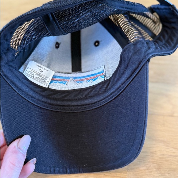 Patagonia Black snap back hat Cap with Vibrant Logo - Picture 2 of 7